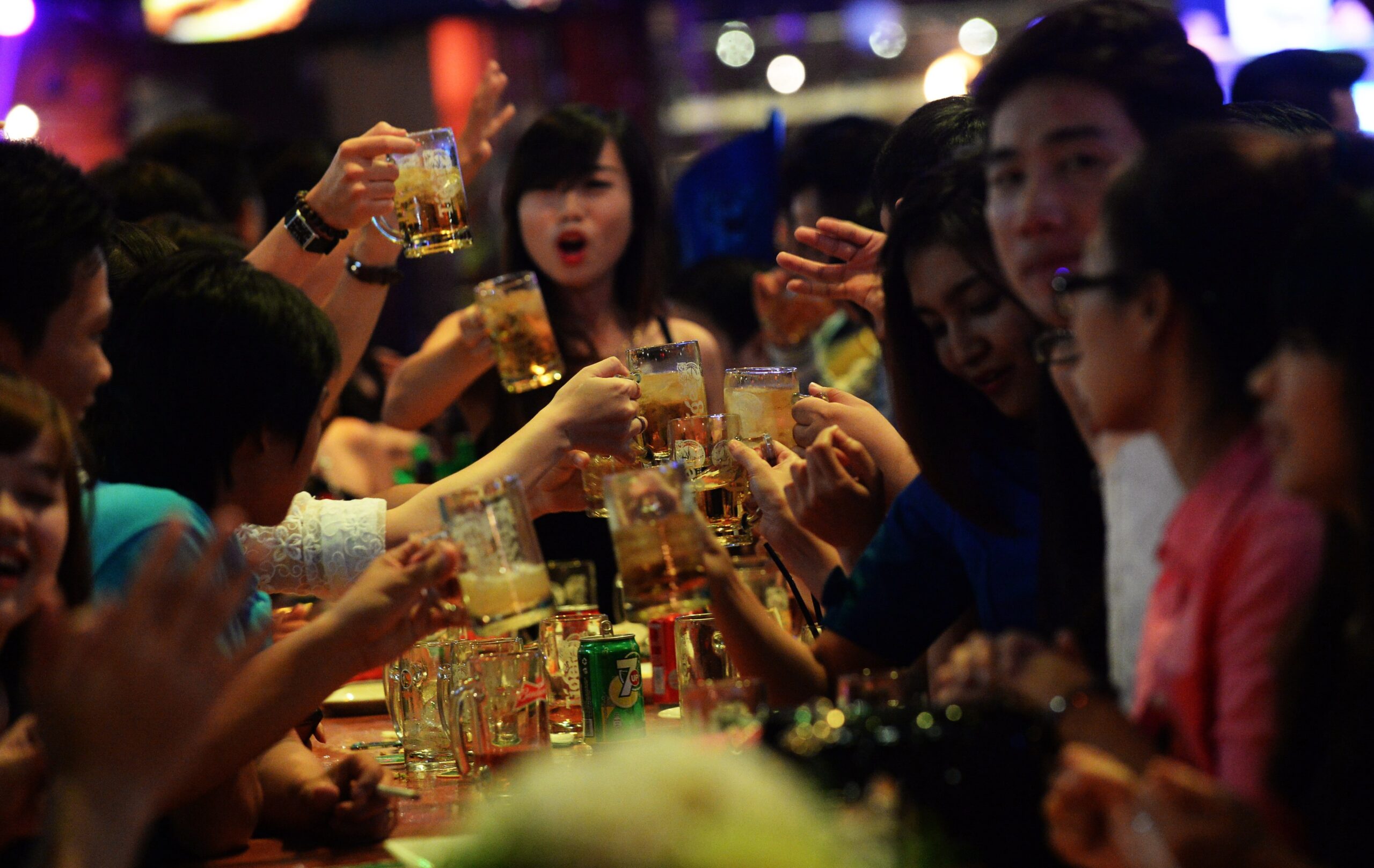 VIETNAM-HEALTH-SOCIAL-ALCOHOL